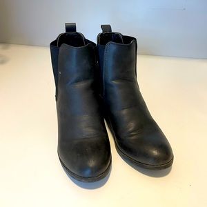 US10 Black short heel boots